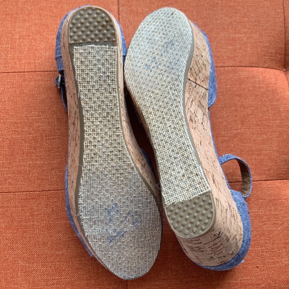 TOMS Chambray Cork Wedge Sandals ~Size 8.5 - Picture 5 of 7